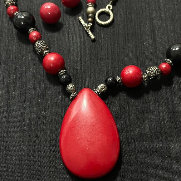 Red Howlite Stone Statement Necklace Red Silver Black 18 inches - Picture 3 of 3